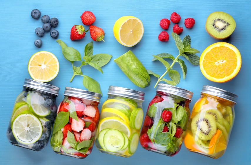 6 recetas de agua con vitaminas que hacen que beber
