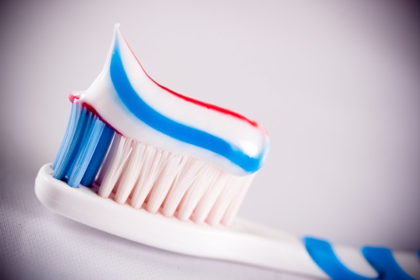 10 razones para dejar de usar pasta de dientes comprada