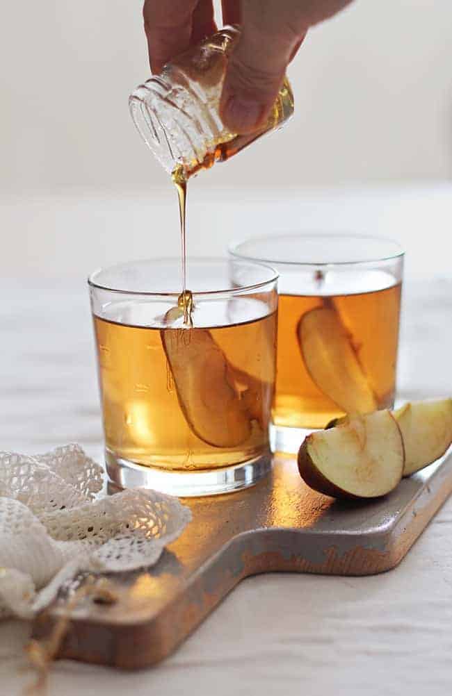 Cóctel de sidra de manzana con bourbon y miel