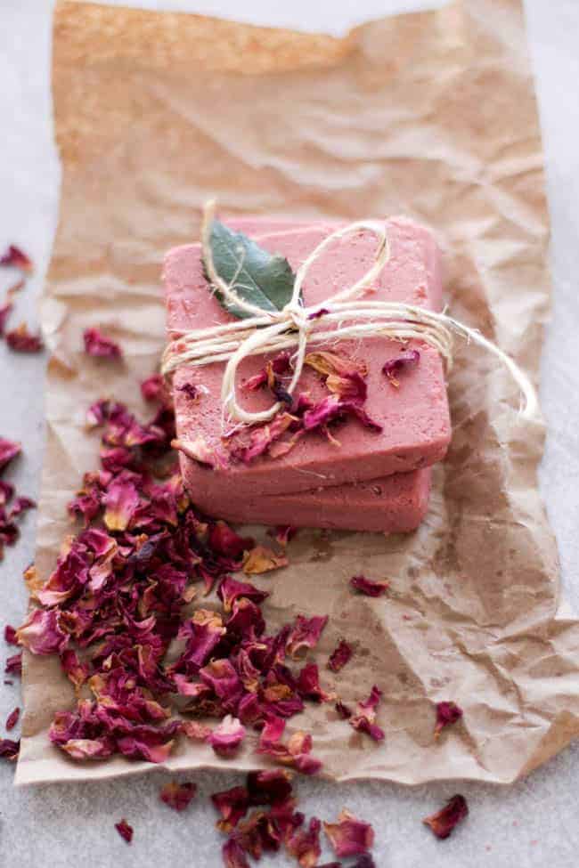 Cómo hacer jabón de arcilla calmante con agua de rosas