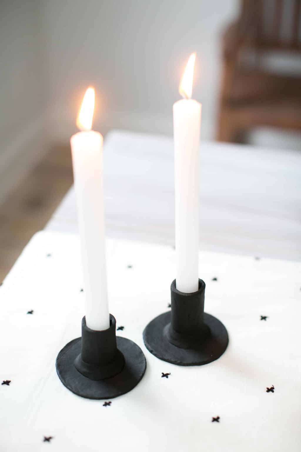 Haga estos candelabros de arcilla de estilo escandinavo por menos