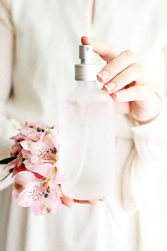 hacer un perfume de pétalos de flores frescas para el