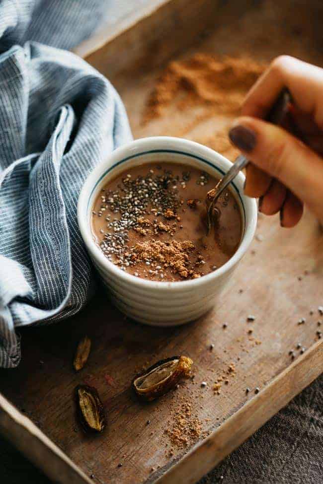 Chocolate caliente equilibrante hormonal con cacao, chía y maca
