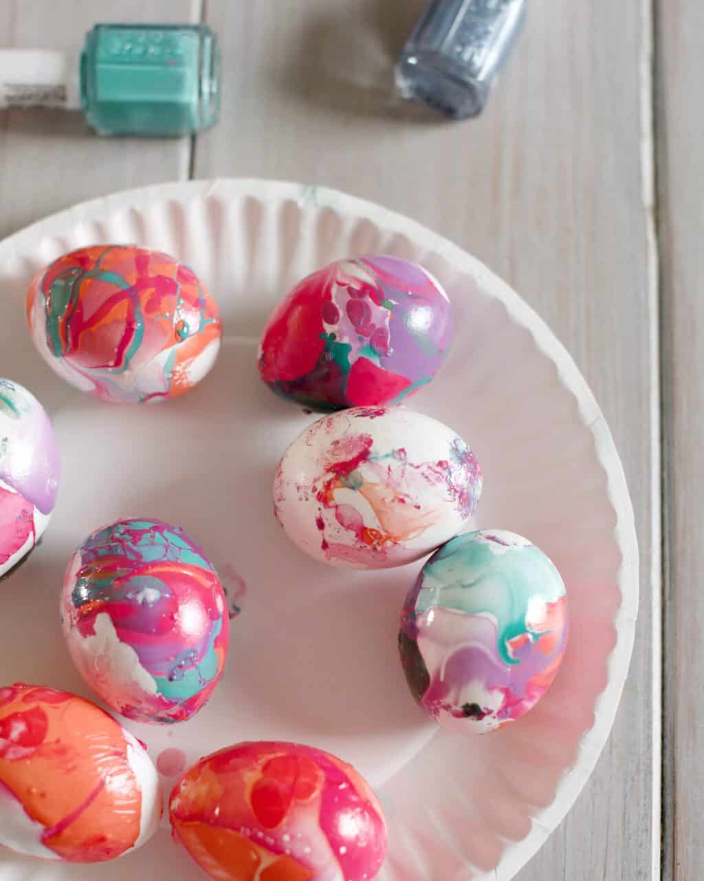 Huevos jaspeados de esmalte de uñas DIY