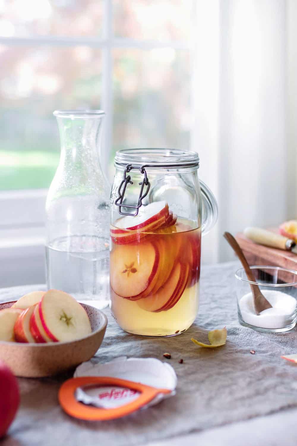 ¡Sí, puedes hacer tu propio vinagre de sidra de manzana!